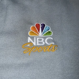 NBC Sports Tour Poloshirt Damen Medium Performance Shirt Oberteil Gr. M Pfau - Bild 1 von 17