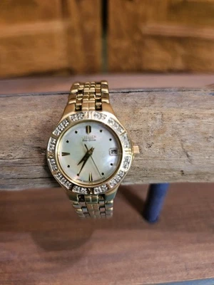 Reloj Citizen Eco-Drive para dama bisel de diamantes esfera madreperla E011-S031095 Foto 1 de 4