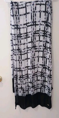 Bufanda ancha oblonga jacquard Adrienne Vittadini para mujer blanca y negra con alfiler de colección Foto 1 de 4