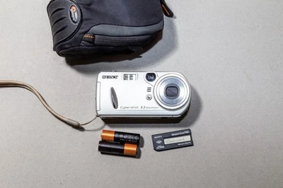 Sony Cyber-shot DSC-P72 3.2MP Digital Camera WORKS + Memory Stick & Batteries - Image 1 of 4