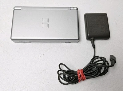 Consola Nintendo DS Lite Plateada Brillante LIMPIA Excelente Estado con Cargador Foto 1 de 4