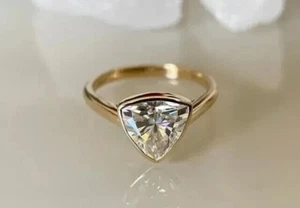 Anillo de compromiso solitario simulado de corte billón de 2 quilates enchapado en oro amarillo de 14 quilates - Imagen 1 de 9