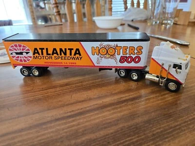 Racing Champions 1993 Kenworth K100E Hooters 500 Semi 1/64 Diecast Bank Nuevo en caja Foto 1 de 4