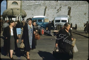 Gibraltar Frauen Straßenszene Autos Bus 35mm Dia 50er Jahre roter Rand Kodachrome - Bild 1 von 3