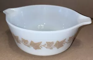 #472 1 1/2PT PYREX MILK GLASS BROWN/TAN/GOLD IVY LEAF DISH - Picture 1 of 5