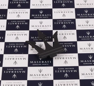 Insignia emblema tridente pequeño Maserati genuina OEM 318353350 - Imagen 1 de 2