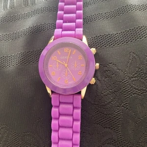 Geneva Purple Dial Bezel Rubber Band Rose Gold Tone Case 37.5 mm 9 Inch Watch - Picture 1 of 5