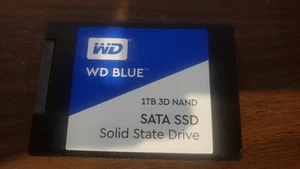 WD Blue 1TB 2.5" SSD Solid State Drive WDBNCE0010PNC-WRSN **WORKING** ***WORKS** - Afbeelding 1 van 2