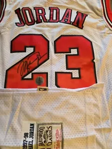 MICHAEL JORDAN CHICAGO BULLS #23 SIGNED WHITE HOME JERSEY HOLOGRAM VALIDATION - Picture 1 of 11