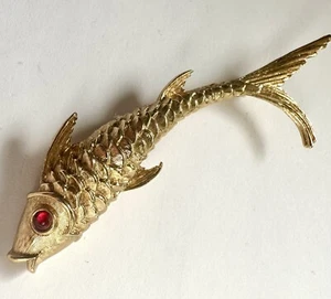 Spilla pesce Monet firmata vintage vetro rubino occhio cabochon tono oro 1 pesce 2 pesci rosso - Foto 1 di 7