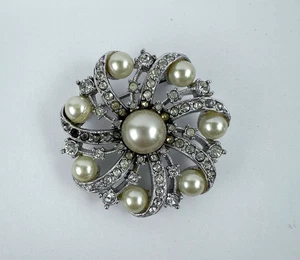Spilla/spilla vintage stile vortice finta perla e strass look platino diametro 1-3/4" - Foto 1 di 5