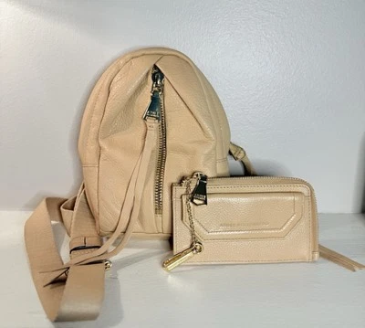 Conjunto de mini mochila y billetera Aimee Kestenberg beige cuero tostado herrajes dorados Foto 1 de 4