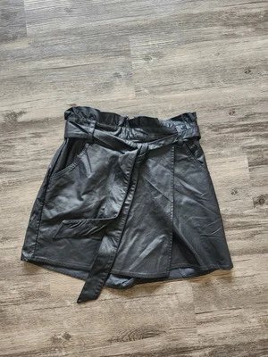 Falda corta Aeropostale negra de imitación de cuero Foto 1 de 4
