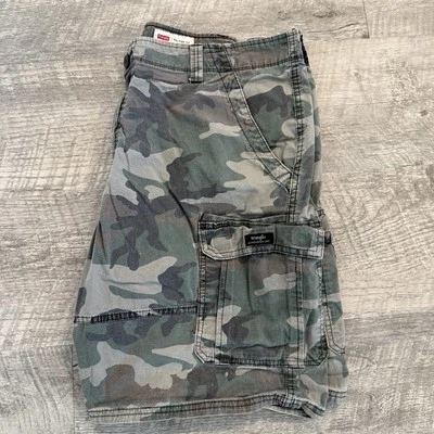 Vintage X Y2K Wrangler Cargo Green Army Camo Shorts Size 40 X 10 - Image 1 of 3