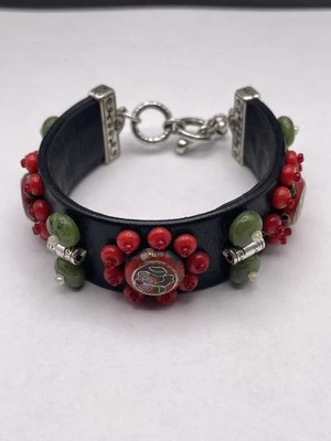 Brazalete Brighton ancho de cuero negro con cuentas rojas y verdes tono plata J30860 Foto 1 de 4