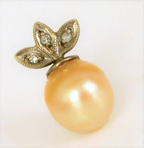 VTG BEAUTIFUL 14K WHITE GOLD DAINTY DIAMOND PENDANT PEARL FLOWER DETAILS .7G - Picture 1 of 2