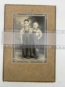 Dos niños en mono de colección fotografía de estudio a bordo estudio - Imagen 1 de 8