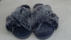 Acogedoras pantuflas Bliss Slide Cris Cross talla 9-10 L espuma de piel sintética suelas tex frotadas - Imagen 1 de 4