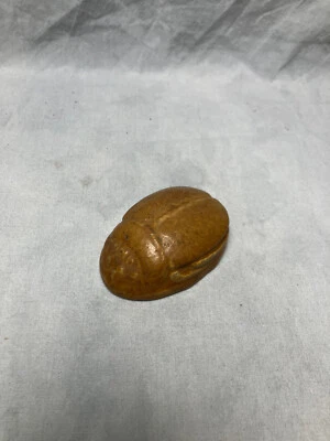 Grueby 3 1/4" Escarabajo Peso Papel, Color Mostaza, Etiquetas y Marca Fabricante Foto 1 de 4