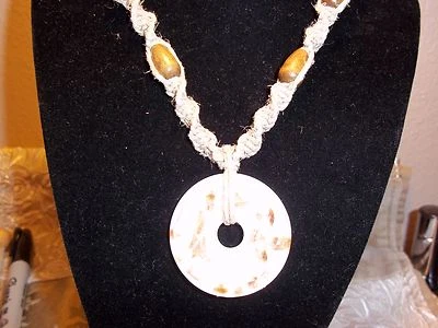 Collar HECHO A MANO 17 pulgadas CÁÑAMO con colgante DONUT VIDRIO COLOR BLANCO Y COBRE H-122 Foto 1 de 3