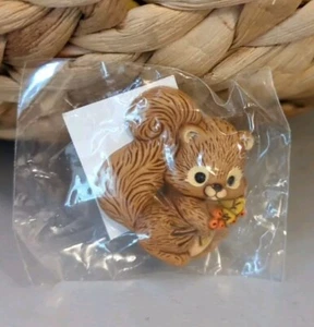 Hallmark PIN Thanksgiving Vintage EICHHÖRNCHEN Beeren Blätter 1982 Urlaub Brosche  - Bild 1 von 2