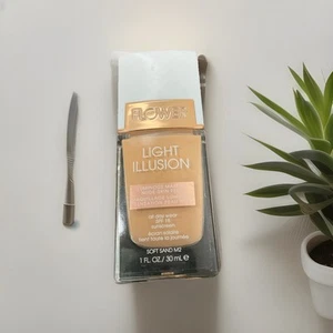 Base líquida Flower Beauty Soft Sand M2 Light Illusion FPS 18 - 1 fl oz - Imagen 1 de 4
