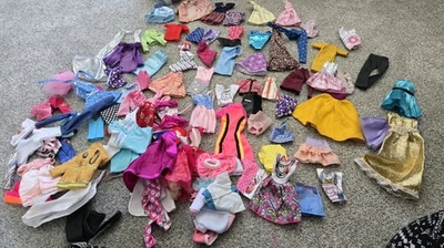 Lote 100 Barbie Muñeca Conjunto Ropa Lote Vestidos Top Pantalones Faldas Camisa de Natación  Foto 1 de 4