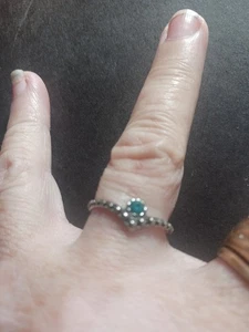 Anello in acciaio inox a forma di Chevron con piccoli strass blu misura 6 - Foto 1 di 4
