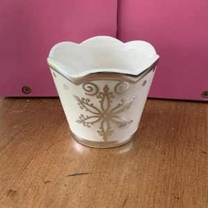 Yankee Candle White Ceramic Snowflake Votive Holder Brand New - Picture 1 of 8