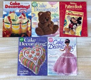 Lot of 5 Wilton Pattern & Cake Decorating Books Yearbook Mickey Mouse Doll Bears - Imagen 1 de 11