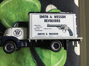 Smith & Wesson Collector Series 1952 GMC Diecast Van First Gear 1/34 Scale - Picture 1 of 4