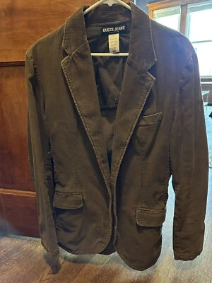 Abrigo deportivo Guess mediano de pana. Marrón chocolate oscuro. Dos botones ventilados para hombre Foto 1 de 4