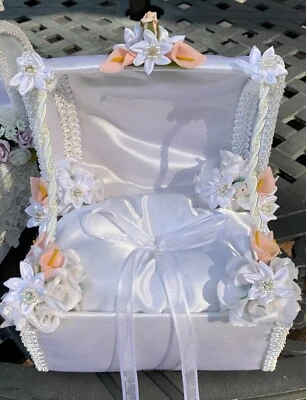 Almohada portadora de anillos cofre blanco satinado perlas flores pedrería rosa cala lilly Foto 1 de 3