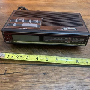 Sveglia digitale radio AM/FM Sanyo vintage anni 80 RM 5008 venatura legno testata - Foto 1 di 4