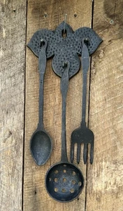Vintage Gusseisen Schöpfkelle Gabel Löffel & Halter Wandhänger rustikal Taiwan 11" lang - Bild 1 von 3