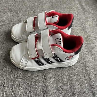 Tenis Adidas Grand Court Marvel Spiderman para niños pequeños talla 8 Foto 1 de 4