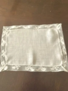 VTG 6 Cocktail Napkins~ White Linen w/Fine Netted Figural Lace~ Roosters/Flowers - Bild 1 von 4
