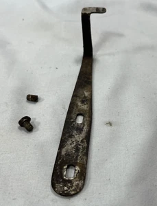 Antica macchina da cucire Davis Co. - Braccio di fissaggio coperchio anteriore - Foto 1 di 4