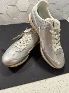 Reebok Woman’s Fiori Sneakers Silver Black White NEW Size 8 Low Tops - Picture 1 of 10