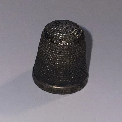 Antiguo dedal victoriano del siglo XVIII Henry Grithith & Sons de plata de ley Foto 1 de 4