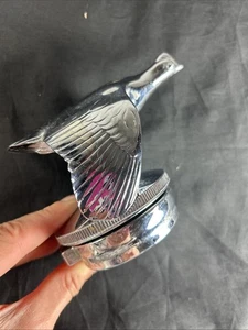 TAPPO RADIATORE ORNAMENTO CAPPUCCIO CROMATO GALLO CEDRONE VOLANTE per MODELLO A FORD - Foto 1 di 10