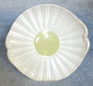 Bandeja vintage con mango central brillo amarillo Belleek lampeta Neptuno 10 1/4" marca 5 - Imagen 1 de 2