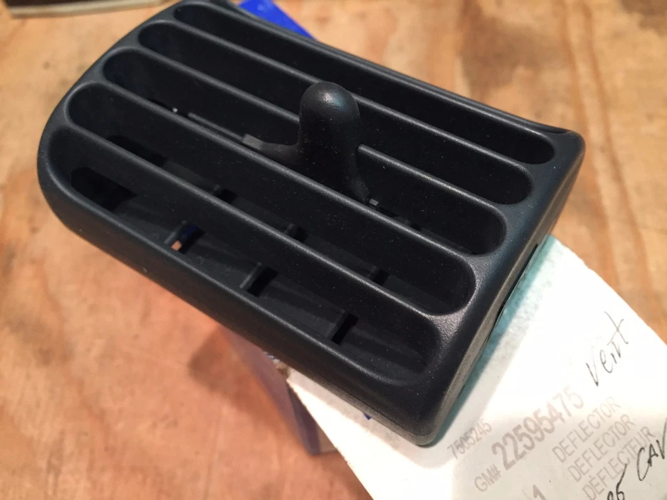 1995 - 2005 雪佛兰 CAVALIER RS NOS GM DASH 空气反射器通风口 22595475 — 第 1/1 张图片