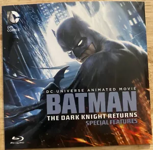 DC BATMAN THE DARK KNIGHT RETURNS SPECIAL FEATURES BLU RAY DISC ONLY WITH SLEEVE - Foto 1 di 2