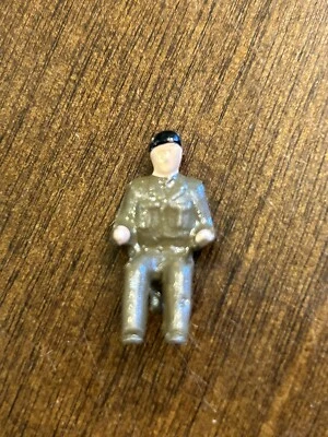 DINKY TOY ВОЕННЫЙ ЛИТОЙ СМЕННЫЙ ДРАЙВЕР 600 СЕРИИ ХАКИ УНИФОРМА/ЧЕРНЫЙ БЕРЕТ - Изображение 1 из 3