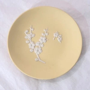 Plato de pasador redondo Wedgwood England amarillo jaspe prímula relieve blanco 493 - Imagen 1 de 2