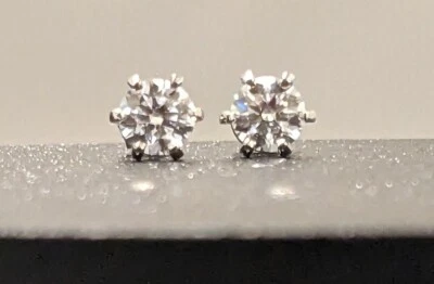 Pendientes de diamantes de 1 quilate en 6 puntas de plata de ley premium con tornillos traseros Foto 1 de 3