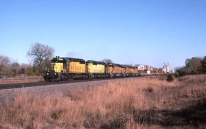 Original Dia: CNW Chicago & Northwestern SD40-2 6915 + 4 Action at Fremont, NE - Bild 1 von 1