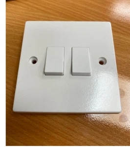 GET 2GANG 2WAY SWITCH WHITE SQUARE EDGE - Picture 1 of 2