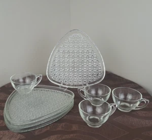 Set of 4 Vintage Anchor Hocking Triangle Clear Daisy Button Snack Plates & Cups - Picture 1 of 10